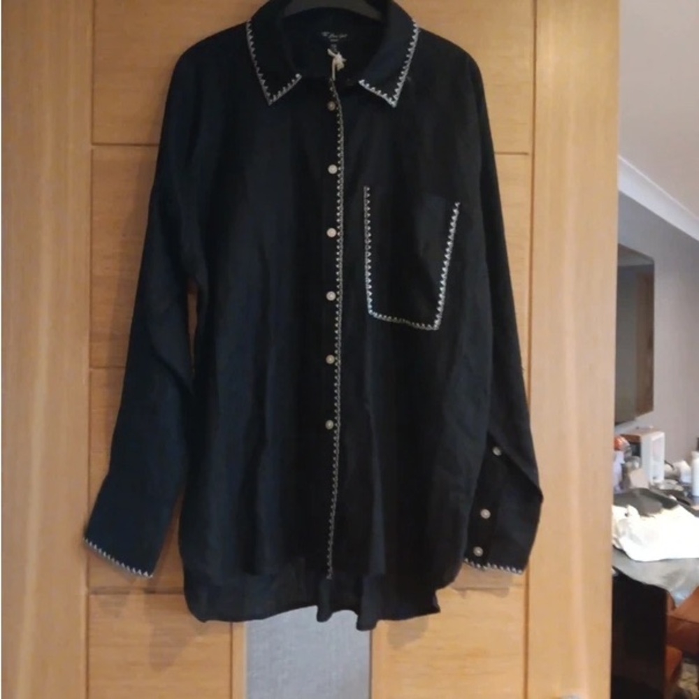 Elegant Black Women's Blazer with Detailed Stitching